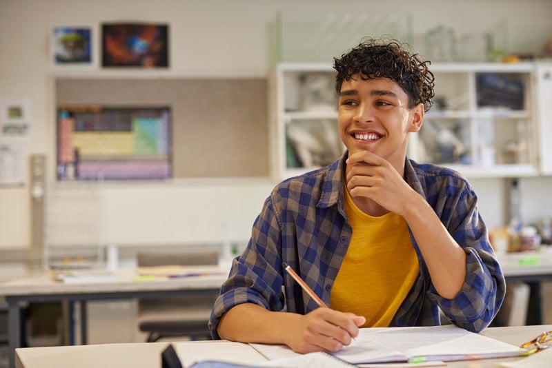 Estudiante sonriendo alegremente al aire libre